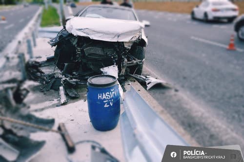 Vodič BMW neprispôsobil rýchlosť jazdy, skončil vo zvodidlách.