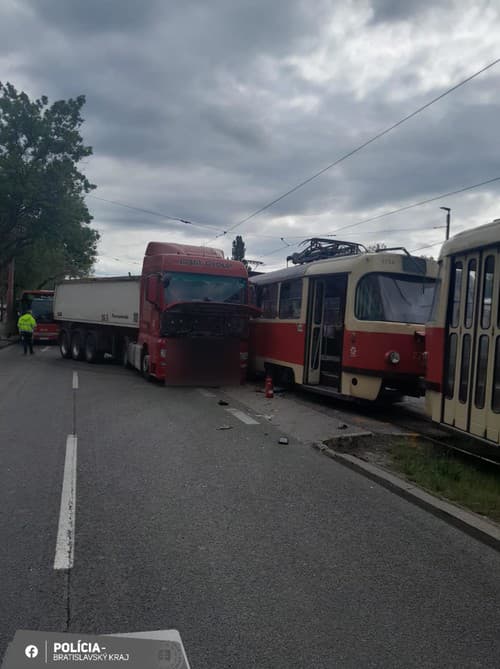 V Bratislave sa zrazil kamión s električkou.
