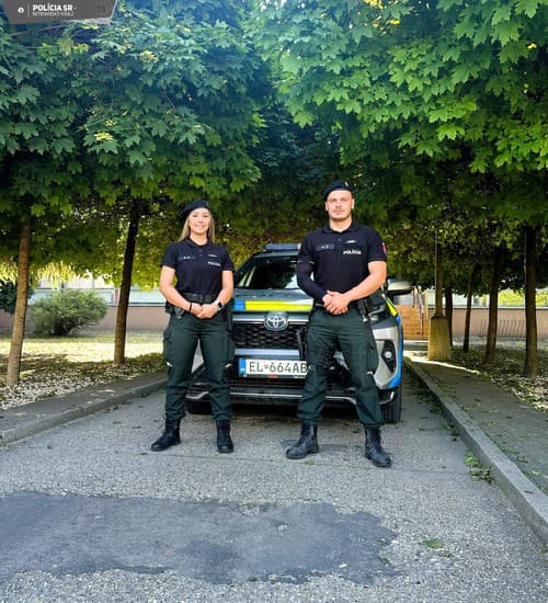 Polícia odovzdala kolegom stržm. Chiare K. a stržm. Jozefovi S. poďakovanie od pána Jozefa.