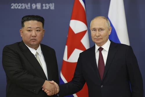 Na archívnej snímke z 13. septembra 2023 ruský prezident Vladimir Putin (vpravo) a severokórejský líder Kim Čong-un si podávajú ruky počas ich stretnutia na kozmodróme Vostočnyj v Amurskej oblasti na ruskom Ďalekom východe.