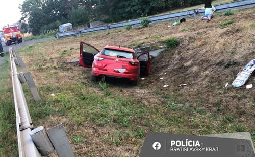 Pri nehode skončilo auto mimo vozovky, dvaja ľudia utrpeli zranenia.