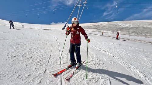 21. 8. Vo švajčiarskom stredisku Zermatt opäť stojí na lyžiach a zatiaľ len voľne lyžovala.