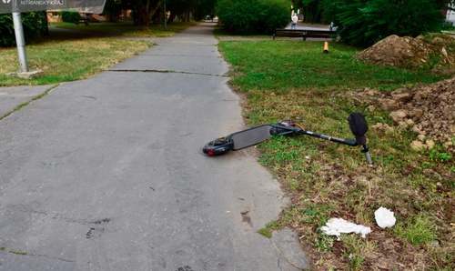 Maloletý kolobežkár prechádzal daným úsekom na elektrickej kolobežke, pričom ho zraneného našli ležať na chodníku.