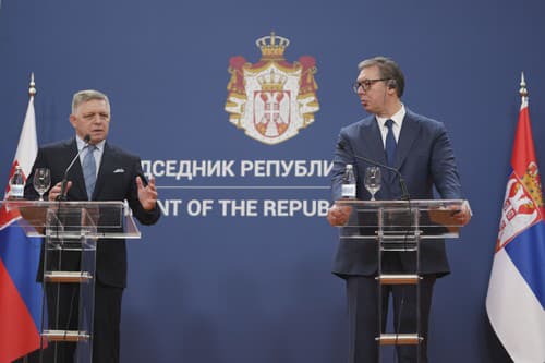 Na snímke slovenský premiér Robert Fico (vľavo) a srbský prezident Aleksandar Vučič počas tlačovej konferencie v Belehrade. 