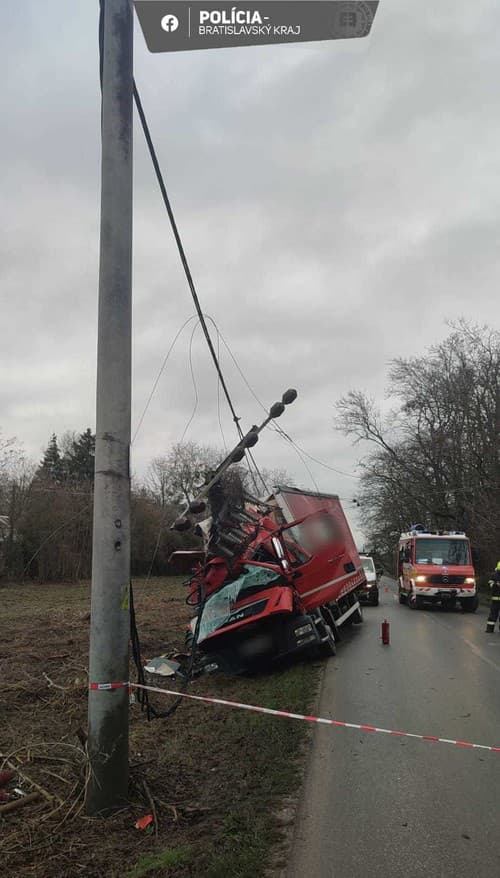 K nehode došlo medzi obcami Ivanka pri Dunaji a Zálesím.