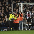 Fanúšik sa priviazal k tyči v zápase Evertonu s Newcastle.