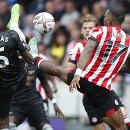 Hráč Brentfordu Ivan Toney (vpravo) bojuje o loptu s Thomasom Parteyom z Arsenalu vo futbalovom zápase anglickej ligy Premier League 