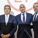 Zľava prezident Portugalskej futbalovej federácie Fernando Gomes, prezident Španielskej kráľovskej futbalovej federácie (RFEF) Luis Rubiales a prezident Ukrajinskej futbalovej federácie Andrij Pavelko 