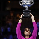 Španielsky tenista Rafael Nadal drží trofej po víťazstve nad Rusom Daniilom Medvedevom vo finále mužskej dvojhry na grandslamovom turnaji Australian Open. 