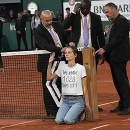 Ekologická aktivistka narušila semifinále Roland Garros 2022 