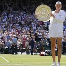 Kazašská tenistka Jelena Rybakinová drží trofej po jej výhre nad Tunisankou Ons Jabeurovou vo finále dvojhry žien na grandslamovom tenisovom turnaji Wimbledon. 