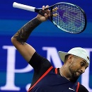 Austrálsky tenista Nick Kyrgios hádže svoju raketu o zem v zápase proti Rusovi Karenovi Chačanovovi v štvrťfinále dvojhry na grandslamovom tenisovom turnaji US Open 