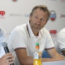 Kapitán daviscupového tímu Tibor Tóth s mikrofónom. 