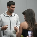 Novak Djokovič rozdáva podpisy na turnaji v Tel Avive. 