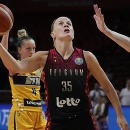 Na snímke belgická basketbalistka Julie Vanloová a Nikolina Deličová z Bosny a Hercegoviny v zápase A-skupiny Belgicko - Bosna a Hercegovina na MS v basketbale žien. 