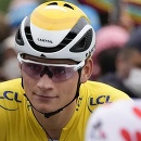 Holandský cyklista Mathieu van der Poel (vľavo) v žltom drese na Tour de France 2021. 