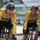 Robert Gesink (v strede) v úvodnej etape na Vuelte 2022.