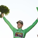 Na snímke belgický cyklista Wout van Aert (Jumbo-Visma) oslavuje zelený dres najlepšieho šprintéra.