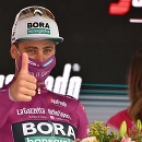 Peter Sagan z tímu Bora-Hansgrohe oslavuje na pódiu cyklámenový dres vedúceho pretekára na Giro d'Italia.