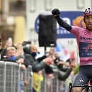 Kolumbijský cyklista  Egan Bernal z tímu Ineos-Grenadiers, vedúci muž  priebežného poradia, víťazí v 16. etape cyklistických pretekov Giro d'Italia, ktorá viedla zo Sacile do Cortiny D'Ampezzo na severe Talianska v pondelok 24. mája 2021.