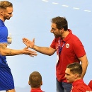 Na snímke v pozadí zľava Martin Straňovský (Slovensko) a reprezentačný tréner Slovenska Fernando Gurich v zápase 2. skupiny druhej fázy kvalifikácie ME 2024 Slovensko - Srbsko.