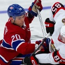 Slovenský útočník Juraj Slafkovský (Montreal) v súboji.