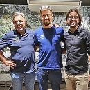 Majiteľ tímu TotalEnergies Bernaudeau (vľavo) pozval Peťa do svojho obchodu vo Francúzsku, kde sa podpisoval fanúšikom.