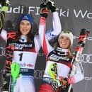 Slovenská lyžiarka Petra Vlhová (uprostred), Mikaela Shiffrinová z USA (vľavo) a Rakúšanka Katharina Liensbergerová (vpravo)..