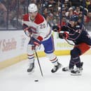  Slovenský hokejista Montrealu Canadiens Juraj Slafkovský (vľavo) a hráč Columbusu Blue Jackets Jake Christiansen bojujú o puk.