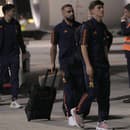 Členovia španielskej reprezentácie vystupujú na letisku v Dohe pred MS v Katare.