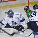 Na snímke vľavo brankár Anthony Peters (Poprad), uprostred Patrik Števuliak (Nové Zámky) v 18. kole hokejovej Tipos extraligy HK Poprad - HC MIKRON Nové Zámky.