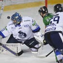 Na snímke vľavo brankár Anthony Peters (Poprad), uprostred Patrik Števuliak (Nové Zámky) v 18. kole hokejovej Tipos extraligy HK Poprad - HC MIKRON Nové Zámky.