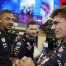 Na snímke prvý sprava holandský pilot formuly 1 Max Verstappen z tímu Red Bull sa teší s mechanikmi po víťazstve v kvalifikácii pred Veľkou cenou Abú Zabí.