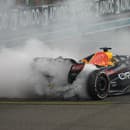 Holandský pilot formuly 1 Max Verstappen z tímu Red Bull robí oslavné hodiny na trati po víťazstve vo Veľkej cene Abú Zabí, záverečných pretekoch tohtoročného seriálu MS motoristickej F1 na okruhu Yas Marina v Spojených arabských emirátoch