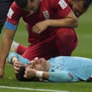 Zranený iránsky brankár Alírezá Baíranvánd leží na trávniku počas zápasu základnej B-skupiny Anglicko - Irán