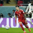 Futbalista Spojených štátov Tim Weah (vpravo) a hráč Walesu Neco Williams bojujú o loptu v zápase základnej B-skupiny USA - Wales.