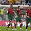 Portugalský futbalista Cristiano Ronaldo (uprostred) sa teší z gólu počas zápasu základnej H-skupiny Portugalsko - Uruguaj na majstrovstvách sveta vo futbale