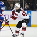 Slovenský hokejista v drese New Jersey Devils Tomáš Tatar (vpravo) a obranca New Yorku Rangers Adam Fox bojujú o puk v zápase.