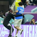 Na snímke demonštranta s dúhovou vlajkou, ktorý vbehol na ihrisko, sa snaží chytiť príslušník bezpečnostných zložiek počas zápasu základnej H-skupiny Portugalsko - Uruguaj.