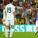 Na snímke demonštrant s dúhovou vlajkou vbehol na ihrisko počas zápasu základnej H-skupiny Portugalsko - Uruguaj.