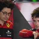 Na archívnej snímke zo 6. mája 2022 šéf tím F1 Ferrari Mattia Binotto (vľavo) a jazdec tímu Ferrari Charles Leclerc z Monaka.