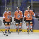 V zápase proti Slovanu nastúpili hráči HC Košice v špeciálnej oranžovej edícii dresov, ktoré následne poputujú do dražby.