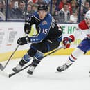 Sprava slovenský hokejista Juraj Slafkovský z Montrealu Canadiens a Gavin Bayreuthe z Columbusu Blue Jackets počas zápasu zámorskej NHL.