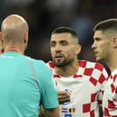 Chorvátski hráči diskutujú s rozhodcom.
