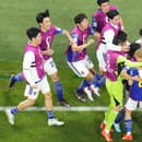 Japonský hráč Ritsu Doan (chrbtom ku kamere) oslavuje prvý gól svojho tímu.