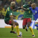 Brazílsky hráč Dani Alves (vpravo) bojuje o loptu.