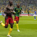 Kamerunský hráč Vincent Aboubakar (vľavo) sa teší po strelení úvodného gólu.