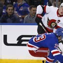 Brady Tkachuk (Ottawa) a Adam Fox (Rangers) v súboji.