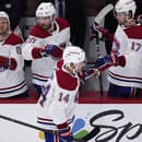 Slovenský hokejista v drese Montrealu Canadiens Juraj Slafkovský (vpravo) sa teší so spoluhráčmi po góle.