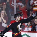 Slovenský útočník Adam Ružička v drese Calgary Flames oslavuje svoj gól.